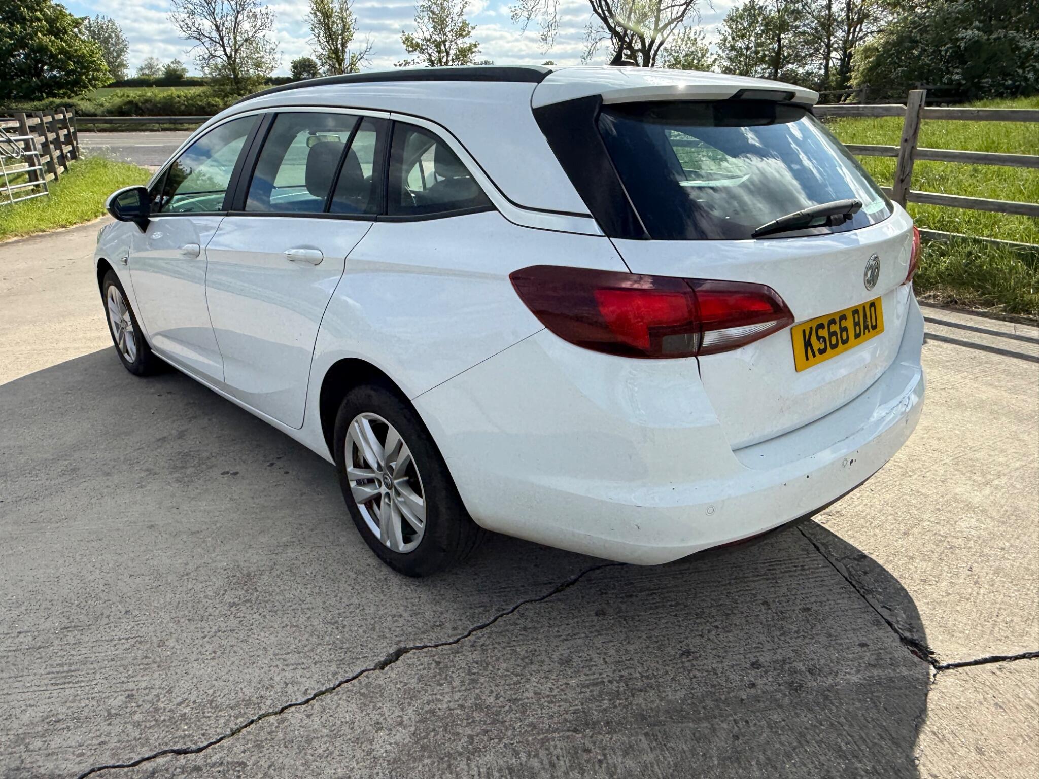 Vauxhall Astra 1.6 CDTi Tech Line Sports Tourer Euro 6 (s/s) 5dr — photo 63 of 104